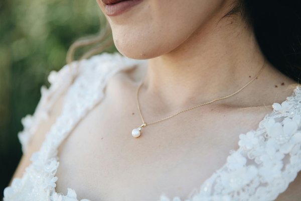 Collier perle blanche et diamant : élégance et diversité abordables